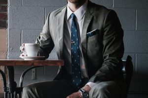 Lee más sobre el artículo TODO LO QUE NECESITAS SABER PARA UTILIZAR UNA CORBATA CORRECTAMENTE
